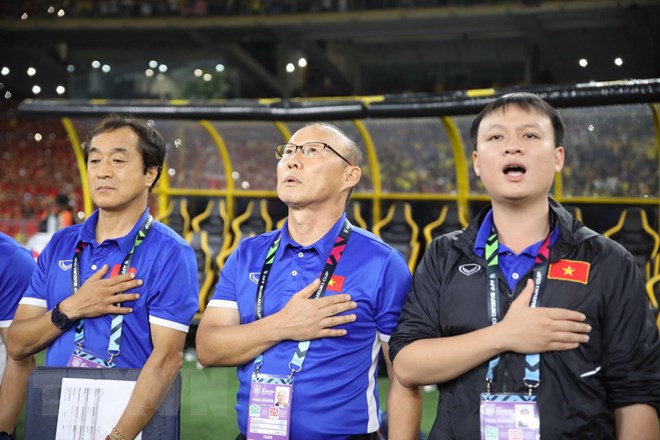 Huấn luyện viên tuyển Việt Nam Park Hang-seo (giữa). (Ảnh: Hoàng Linh/TTXVN)