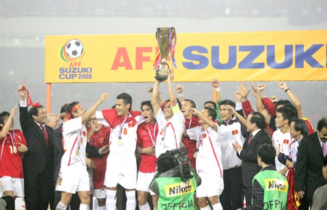Đội tuyển Việt Nam trên bục vinh quang ở AFF Suzuki Cup 2008.