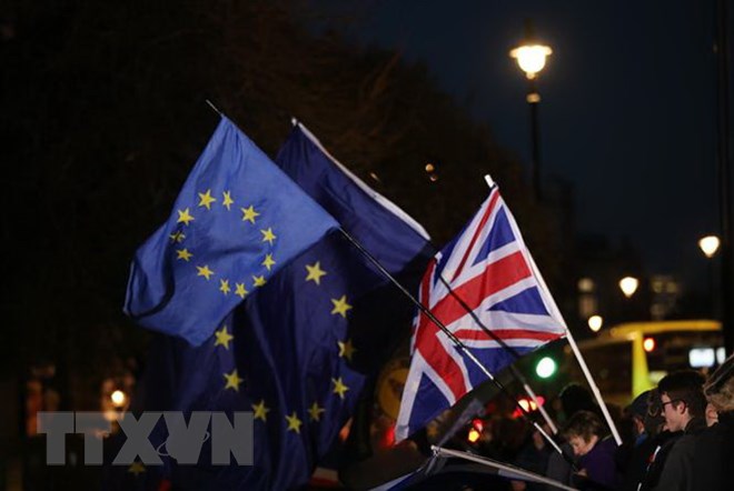 Quốc kỳ Anh (phải) và cờ EU bên ngoài Hạ viện Anh ở London ngày 12-12-2018. (Nguồn: THX/TTXVN)