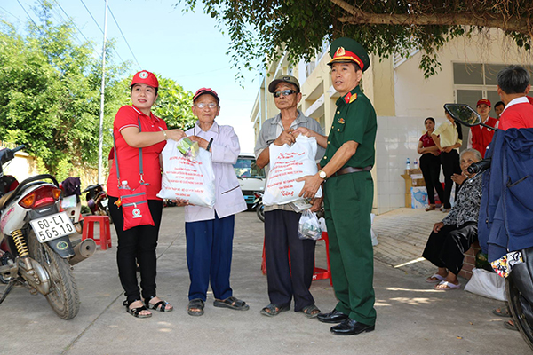Lãnh đạo Hội Chữ thập đỏ tỉnh và đại diện Bộ Chỉ huy quân sự tỉnh tặng quà cho người dân