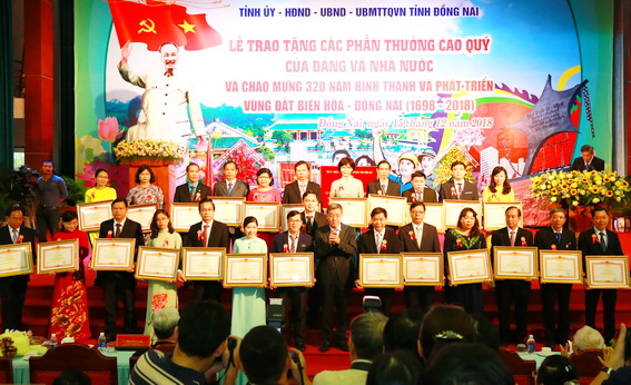 Chủ tịch UBND tỉnh Đinh Quốc Thái trao bằng khen cho các tập thể và cá nhân