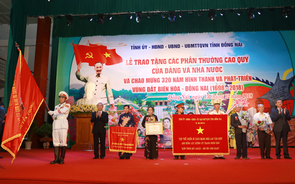 Tập thể chiến sĩ cách mạng Nhà lao Tân Hiệp được tặng danh hiệu Anh hùng Lực lượng vũ trang Nhân dân
