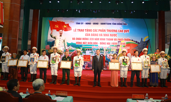 Chủ tịch UBND tỉnh Đinh Quốc Thái trao Huân chương Kháng chiến cho các thân nhân các liệt sĩ