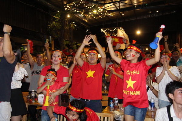 Niềm vui của người hâm mộ khi tiếng còi kết thúc trận đấu vang lên và Việt Nam chính thức trở thành nhà vô địch. (Ảnh: Hải Quân)