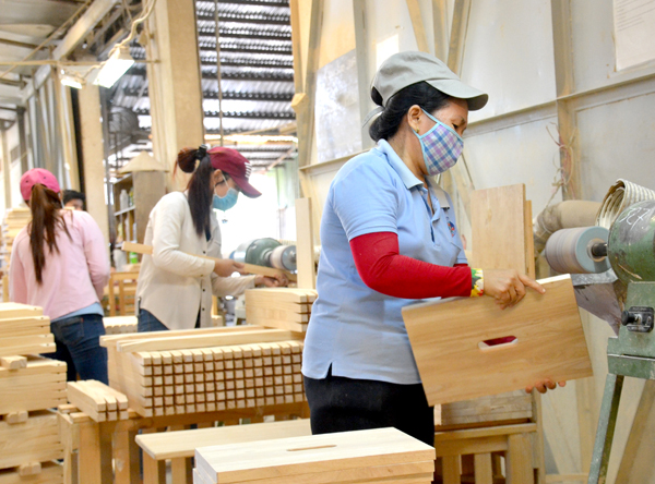 Sản xuất đồ gỗ xuất khẩu tại Công ty cổ phần Nhất Nam tại Khu công nghiệp Biên Hòa 1.