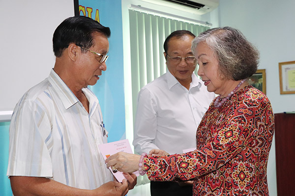 Bà Nguyễn Thị Sơn, Phó Chủ tịch Trung ương Hội Luật gia Việt Nam trao kỷ niệm chương của Trung ương Hội cho 2 luật gia: Phan Văn Châu và Đào Văn Dũng