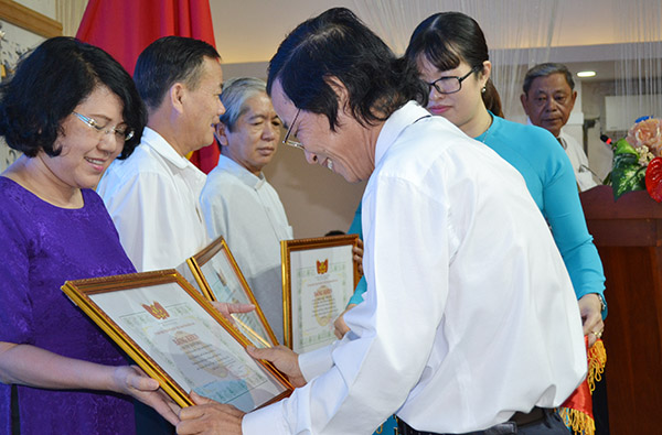 Chủ tịch Ủy ban MTTQ tỉnh Huỳnh Văn Tới và Phó chủ tịch thường trực Ủy ban MTTQ tỉnh Bùi Quang Huy khen thưởng các tập thể, cá nhân có thành tích trong công tác mặt trận 2018.