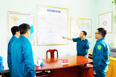 Anh Nguyễn Quang Minh Chỉ huy trưởng Ban CHQS phường Xuân Trung (TX.Long Khánh) lên kế hoạch tuần tra cho lực lượng dân quân.