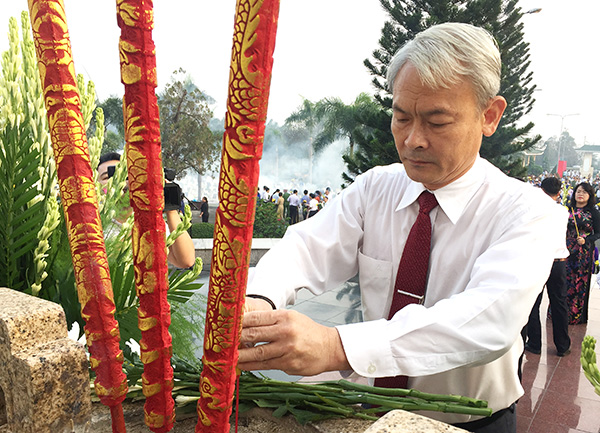 Đồng chí Nguyễn Phú Cường, Ủy viên Trung ương Đảng, Bí thư Tỉnh ủy, Chủ tịch HĐND tỉnh thắp hướng trên tượng đài Tổ quốc ghi công