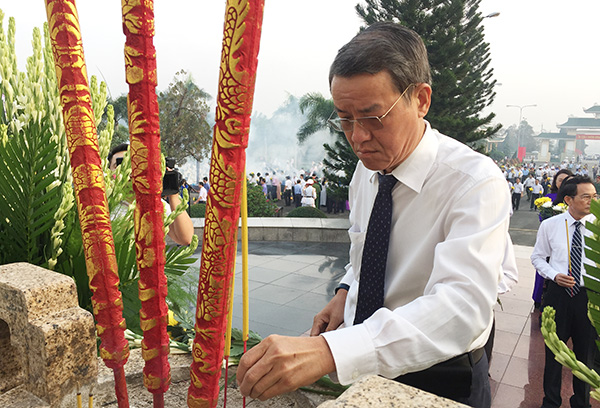 Đinh Quốc Thái, Phó bí thư, Chủ tịch UBND tỉnh thành kính đặt hoa và thắp nhang tưởng nhớ các liệt sĩ