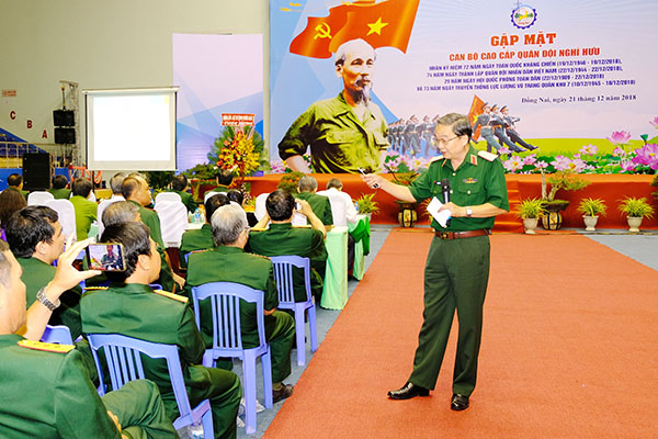 Trung tướng Phạm Văn Dỹ, Nguyên Chính ủy Quân khu 7, thông báo tình hình kinh tế, chính trị, một số sự kiện nổi bật trong nước, trên thế giới năm vừa qua và xu hướng năm 2019 tới.