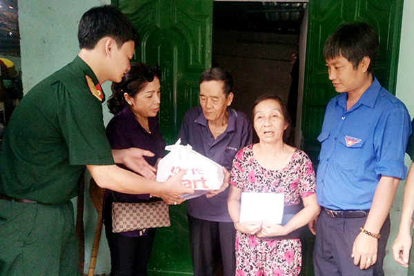 Đoàn viên Chi đoàn Quân sự huyện Long Thành tặng quà cho người có hoàn cảnh khó khăn.