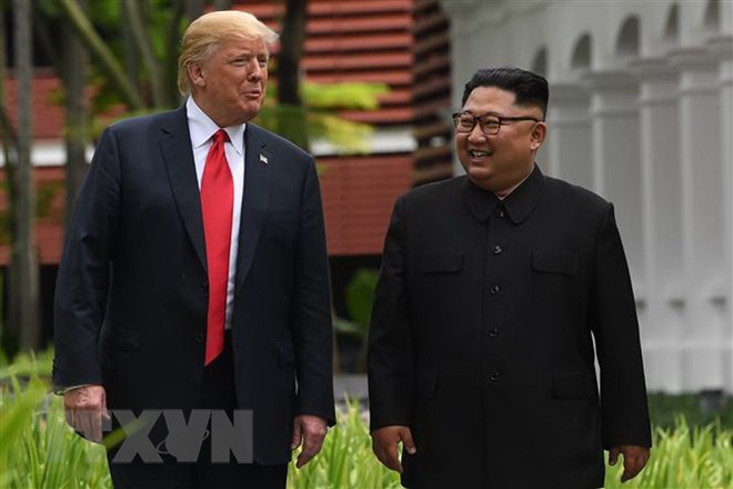 Tổng thống Mỹ Donald Trump (trái) và nhà lãnh đạo Triều Tiên Kim Jong-un tại hội nghị thượng đỉnh lần đầu tiên ở Singapore ngày 11-6-2018. (Ảnh: AFP/TTXVN)