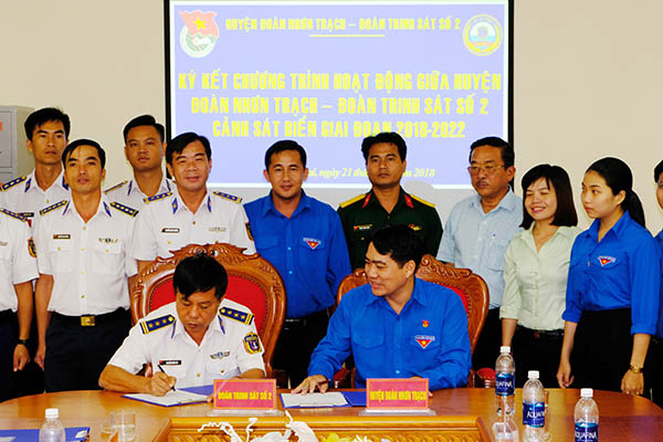 Lãnh đạo Đoàn trinh sát số 2 và huyện đoàn Nhơn Trạch ký kết chương trình hoạt động giai đoạn 2018 – 2022
