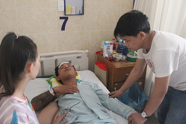 Nguyễn Hoàng Nam đang được cấp cứu tại bệnh viện Đa khoa Đồng Nai