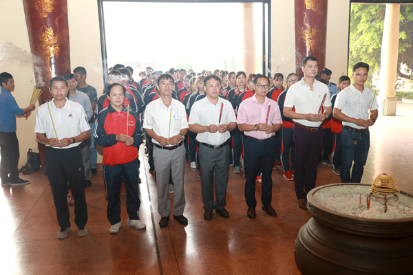 Đoàn thể thao Đồng Nai thực hiện nghi thức dâng hương tại Văn miếu Trấn Biên