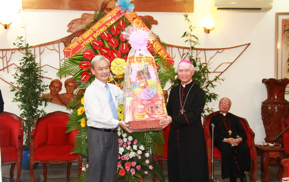 Bí thư Tỉnh ủy Nguyễn Phú Cường tặng quà Tòa Giám mục Xuân Lộc nhân dịp Giáng sinh 2018