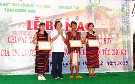 đồng chí Bùi Quang Huy Phó Ban tuyên giáo tỉnh ủy  trao các giải thưởng nhất, nhì, ba cho các đội tham gia tập huấn