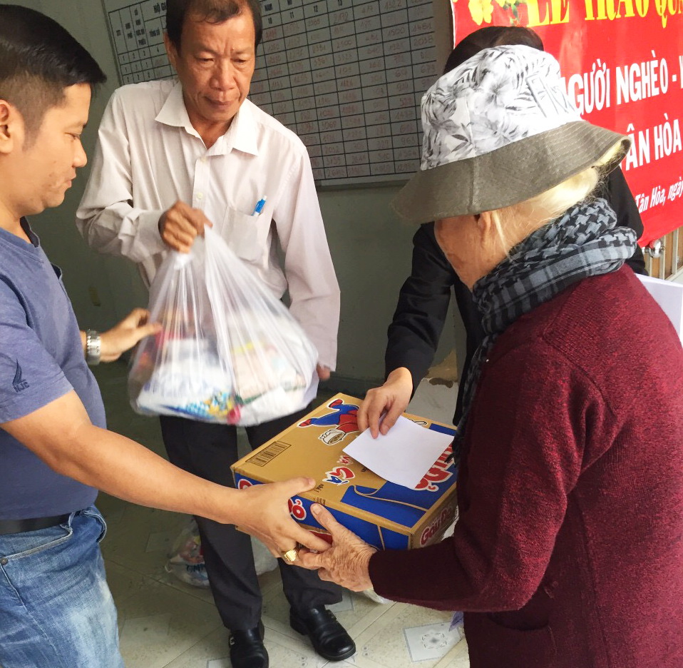 Ủy ban Đoàn kết Công giáo tỉnh tặng quà cho người có hoàn cảnh khó khăn phường Tân Hòa (TP.Biên Hòa).