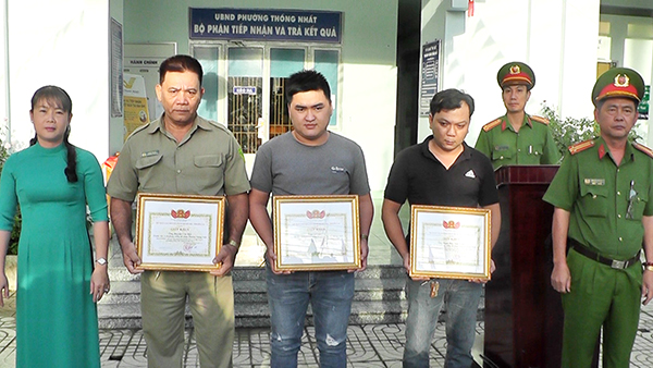 Khen thưởng cho thành viên Câu lạc bộ phòng chống tội phạm phường Thống Nhất