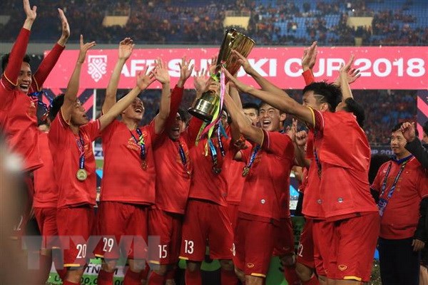 Đội tuyển Việt Nam vui mừng với chiếc cúp vô địch. (Ảnh: Trọng Đạt/TTXVN)