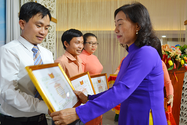 Ủy ban MTTQ Việt Nam tỉnh tặng bằng khen các tập thể, cá nhân có thành tích xuất sắc trong công tác tuyên truyền 2018.