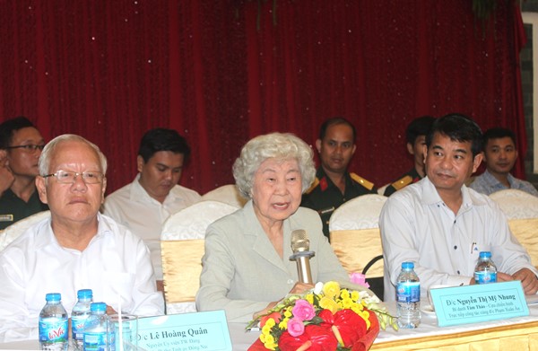Anh hùng lực lượng vũ trang nhân dân Nguyễn Thị Mỹ Nhung (giữa), cựu chiến binh trực tiếp công tác cùng đồng chí Phạm Xuân Ẩn chia sẻ tại buổi hội thảo 