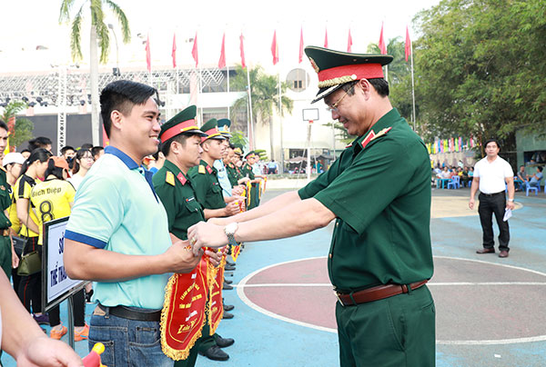 Thiếu tướng Nguyễn Văn Nam, Phó tư lệnh Quân khu 7 tặng cờ lưu niệm cho các đơn vị tham dự lễ khai mạc