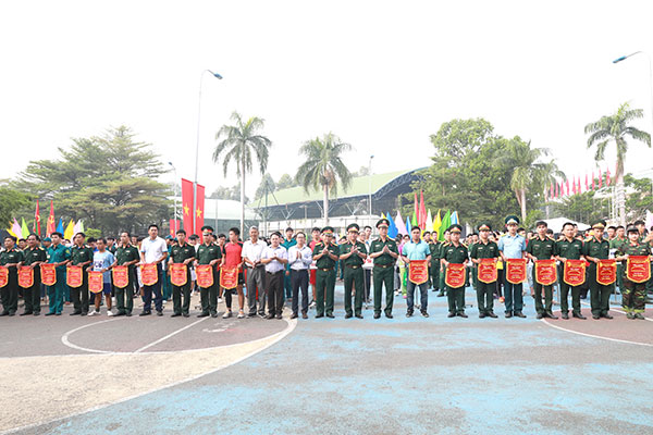 Ban tổ chức tặng cờ lưu niệm cho đơn vị tham dự giải
