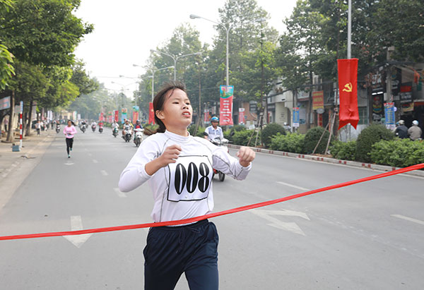 VĐV Trần Thị Thanh Thảo (Ban CHQS TP. Biên Hòa) về nhất cự ly 1.500m nữ