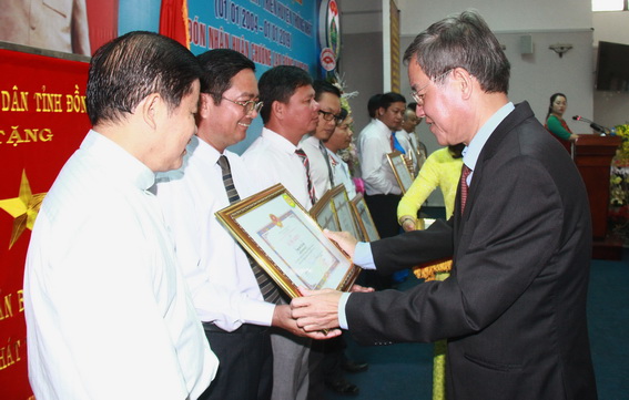 Chủ tịch UBND tỉnh Đinh Quốc Thái tặng bằng khen cho các tập thể và cá nhân có nhiều đóng góp cho huyện trong 15 năm xây dựng và phát triển