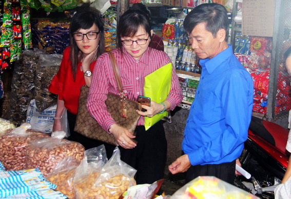 Đại diện Sở Công thương kiểm tra điểm bán hàng bình ổn giá tại chợ Long Bình Tân