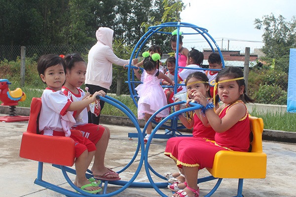 Các bé mầm non ở xã Thạnh Phú (huyện Vĩnh Cửu) vui chơi tại khu vui chơi thiếu nhi do Tỉnh đoàn và Trung ương Hội Sinh viên phối hợp thực hiện.