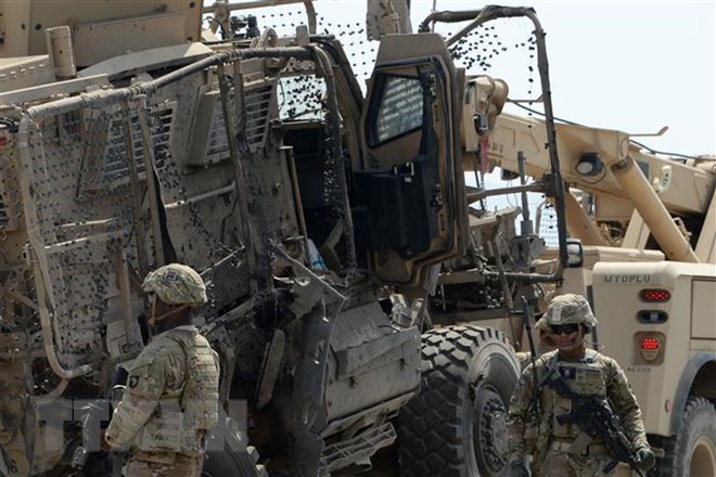Binh sỹ Mỹ điều tra tại hiện trường một vụ đánh bom liều chết ở Jalalabad, Afghanistan. (Ảnh: AFP/ TTXVN)