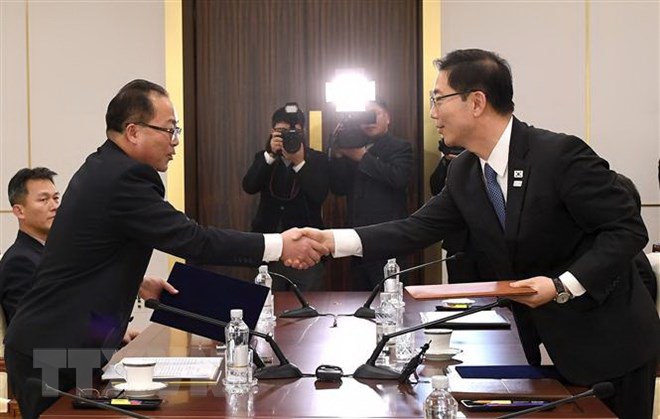 Thứ trưởng Thống nhất Hàn Quốc Chun Hae-Sung (phải) trong cuộc gặp người đồng cấp Triều Tiên Jon Jong-su tại làng đình chiến Panmunjom ở khu phi quân sự giữa hai miền ngày 17-1-2018. (Nguồn: AFP/TTXVN)