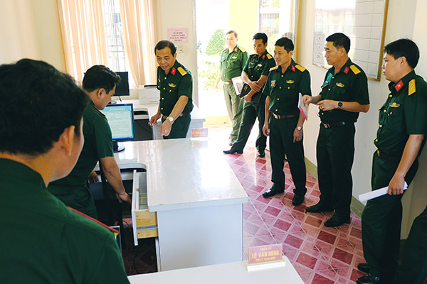 Đoàn công tác Phòng Tham mưu, Bộ Chỉ huy quân sự  tỉnh tham quan mô hình 5S của Ban Chỉ huy quân sự huyện Nhơn Trạch.