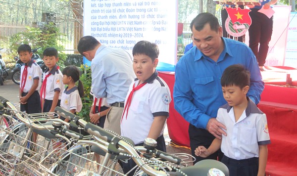Bí thư Tỉnh đoàn Nguyễn Cao Cường trao xe đạp cho học sinh có hoàn cảnh khó khăn