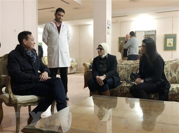 Đại sứ Việt Nam tại Ai Cập Trần Thành Công trao đổi với Bộ trưởng Du lịch Ai Cập Rania Al-Mashat. (Ảnh: Anh Tuấn/TTXVN)