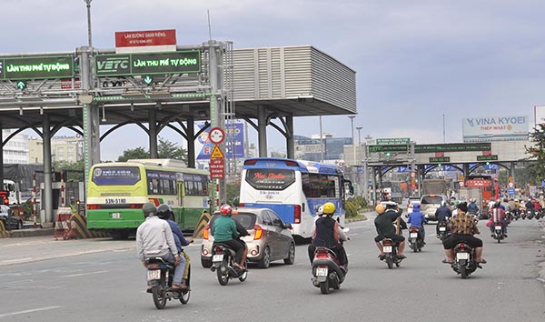 Giao thông tại khu vực Trạm thu phí BOT cầu Đồng Nai thông thoáng, không xảy ra ùn tắc.