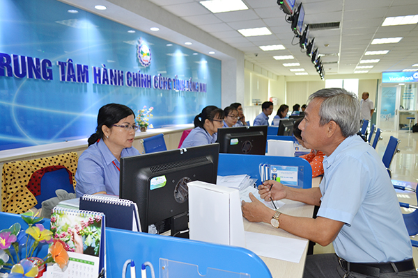 Giải quyết thủ tục hành chính cho doanh nghiệp và người dân ở Trung tâm hành chính công tỉnh Đồng Nai.