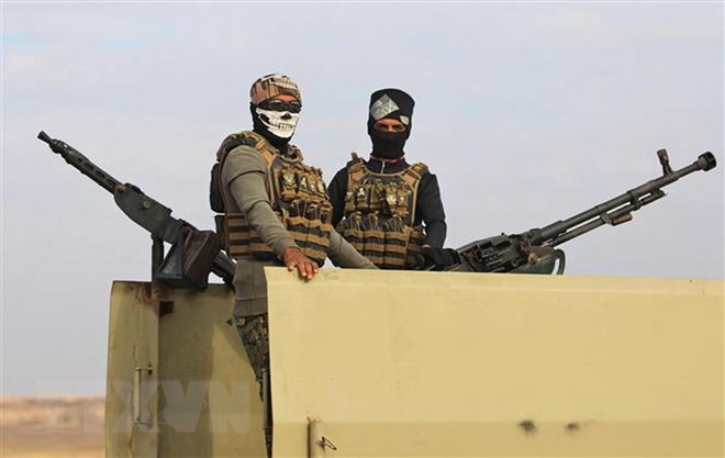 Đơn vị bán vũ trang Iraq gác gần thành phố Qaim, giáp giới Syria ngày 11-11 vừa qua. (Ảnh: AFP/TTXVN)