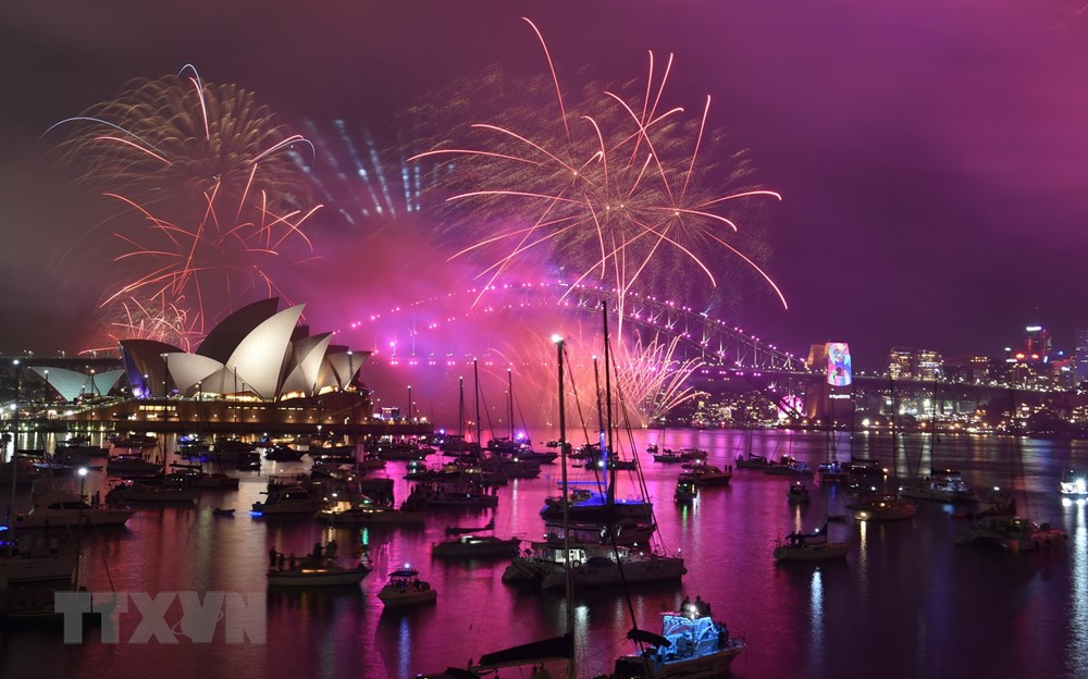 Màn pháo hoa gia đình truyền thống rực rỡ sắc màu được bắn khởi động trên cầu cảng Sydney và Nhà hát Opera của Australia. (Nguồn: AFP/TTXVN)