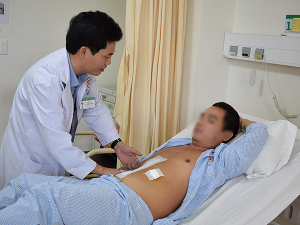  Bác sĩ Nguyễn Văn Mạnh đang thăm khám vết thương mổ cho bệnh nhân V.