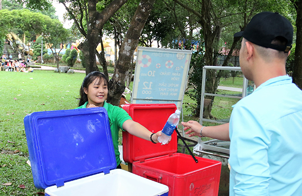 Hoàng Thị Thu Thảo, sinh viên Trường đại học Lạc Hồng (quê tỉnh Đắk Lắk) đang bán nước giải khát cho du khách tại Khu du lịch Bửu Long.