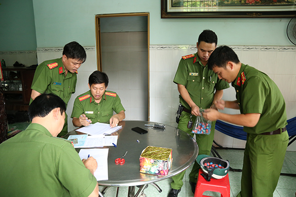 Số pháo lực lượng công an thu giữ tại nhà đối tượng Bùi Huy Bình.