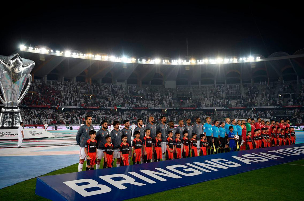 UAE và Bahrain ra sân trận đầu tiên - Ảnh: AFP