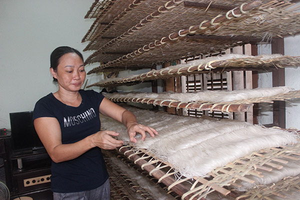 Vào dịp gần Tết Nguyên đán, những cơ sở sản xuất hủ tiếu tại phường Hố Nai (TP.Biên Hòa) tăng lượng hàng cung cấp cho khách hàng.