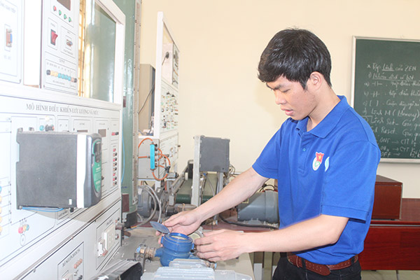 Anh Liều Minh Hưng tìm hiểu về hệ thống điều khiển lưu lượng nước tự động phục vụ cho ý tưởng về hệ thống tưới nước tự động điều khiển bằng điện thoại mà anh ấp ủ. Ảnh: N.Sơn
