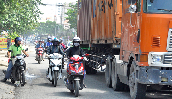 Đường Bùi Văn Hòa (TP.Biên Hòa) nhỏ hẹp, người điều khiển xe máy len lỏi, chen chúc với dòng xe tải, xe container vô cùng nguy hiểm.