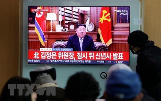 Người dân theo dõi bài phát biểu nhân dịp Năm mới 2019 của Nhà lãnh đạo Triều Tiên Kim Jong-un được phát qua truyền hình, tại nhà ga Seoul, Hàn Quốc ngày 1-1-2019. (Ảnh: AP/TTXVN)